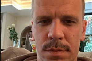 真剃光了还是整活什琴斯尼社媒晒光头:媳妇也不喜欢黑发