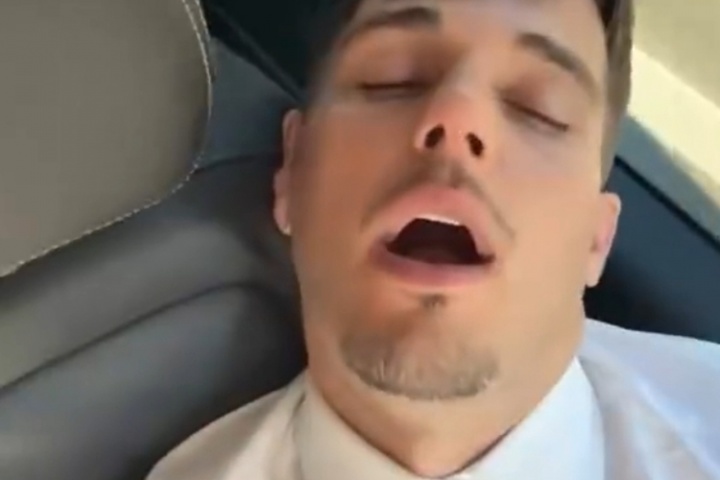 小孩哥精力旺盛亚马尔晒视频：自己神采奕奕，朋友睡成表情包